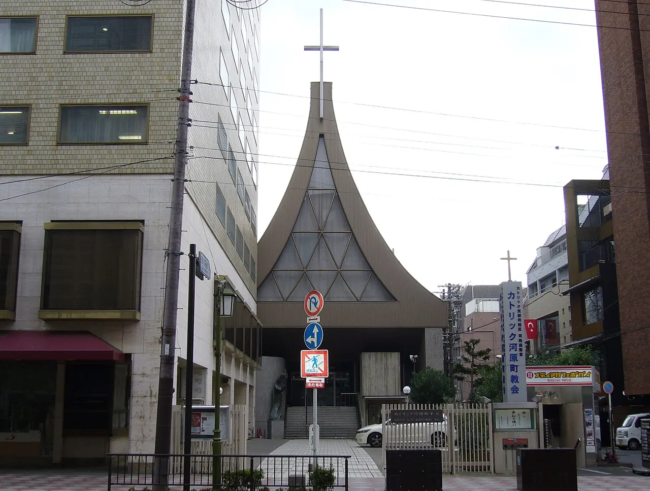 混雑する街中を散策して教会へ