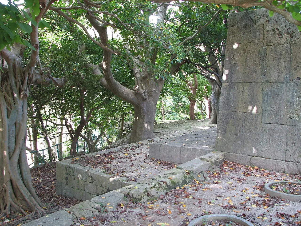 園比屋武御嶽