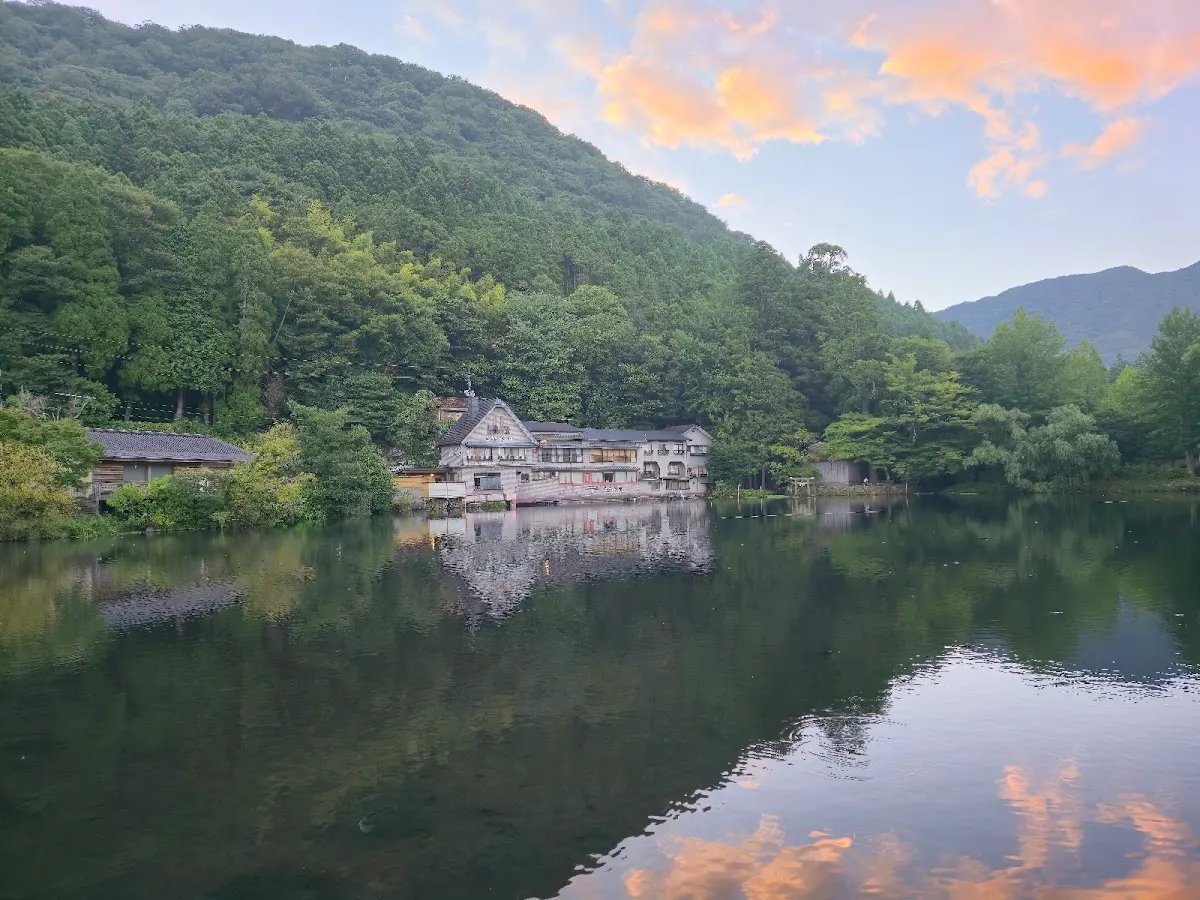 金鱗湖