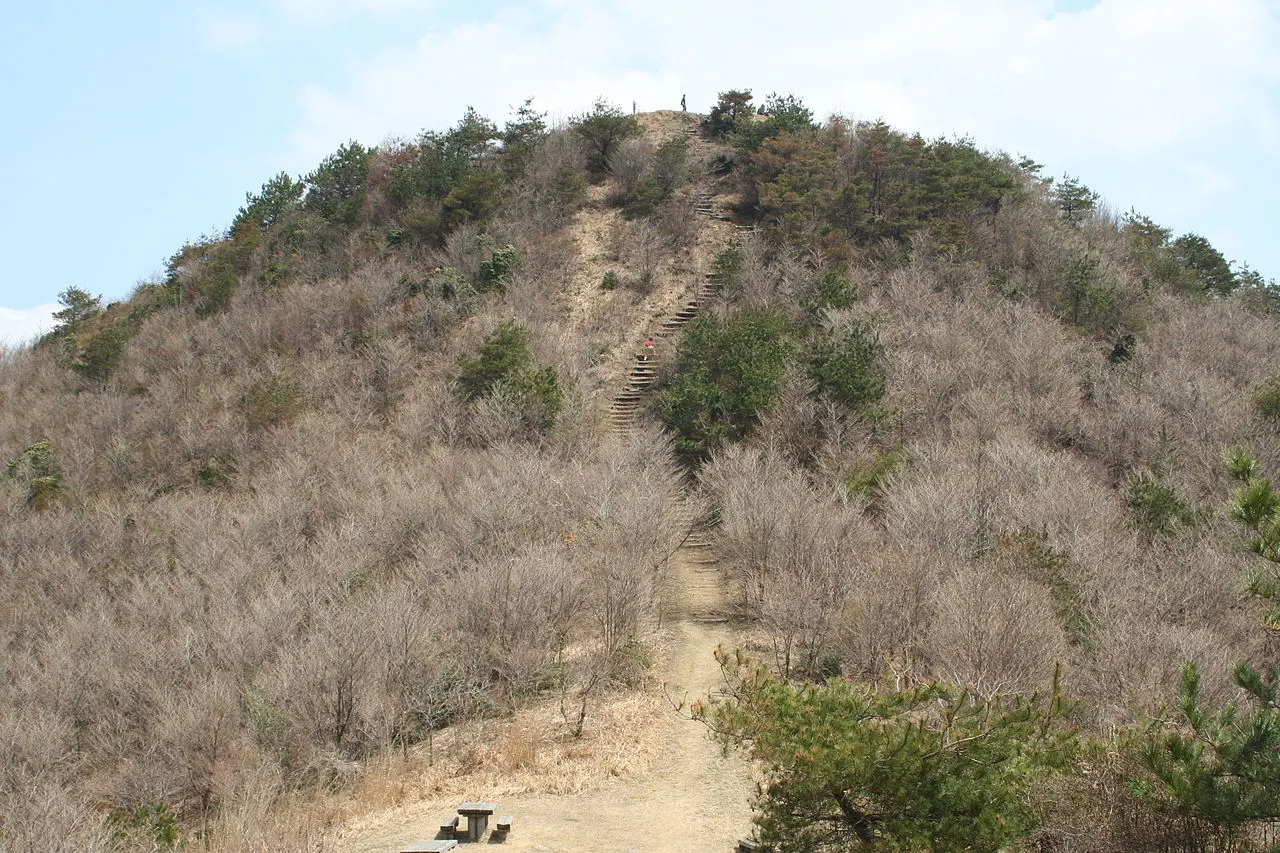 東鳳翩山
