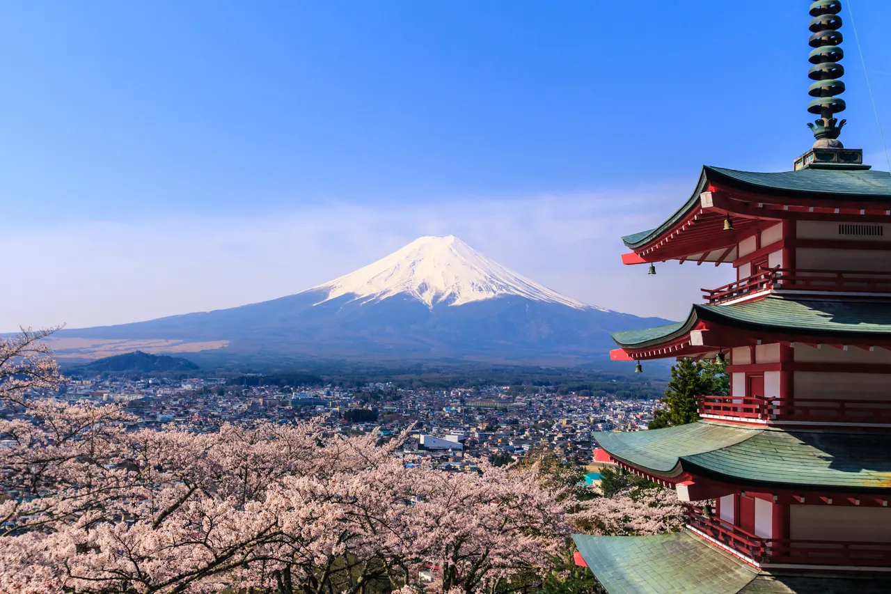 山梨・富士山と五重塔の絶景コラボ!外国人にも人気のスポット1泊2日モデルコース
