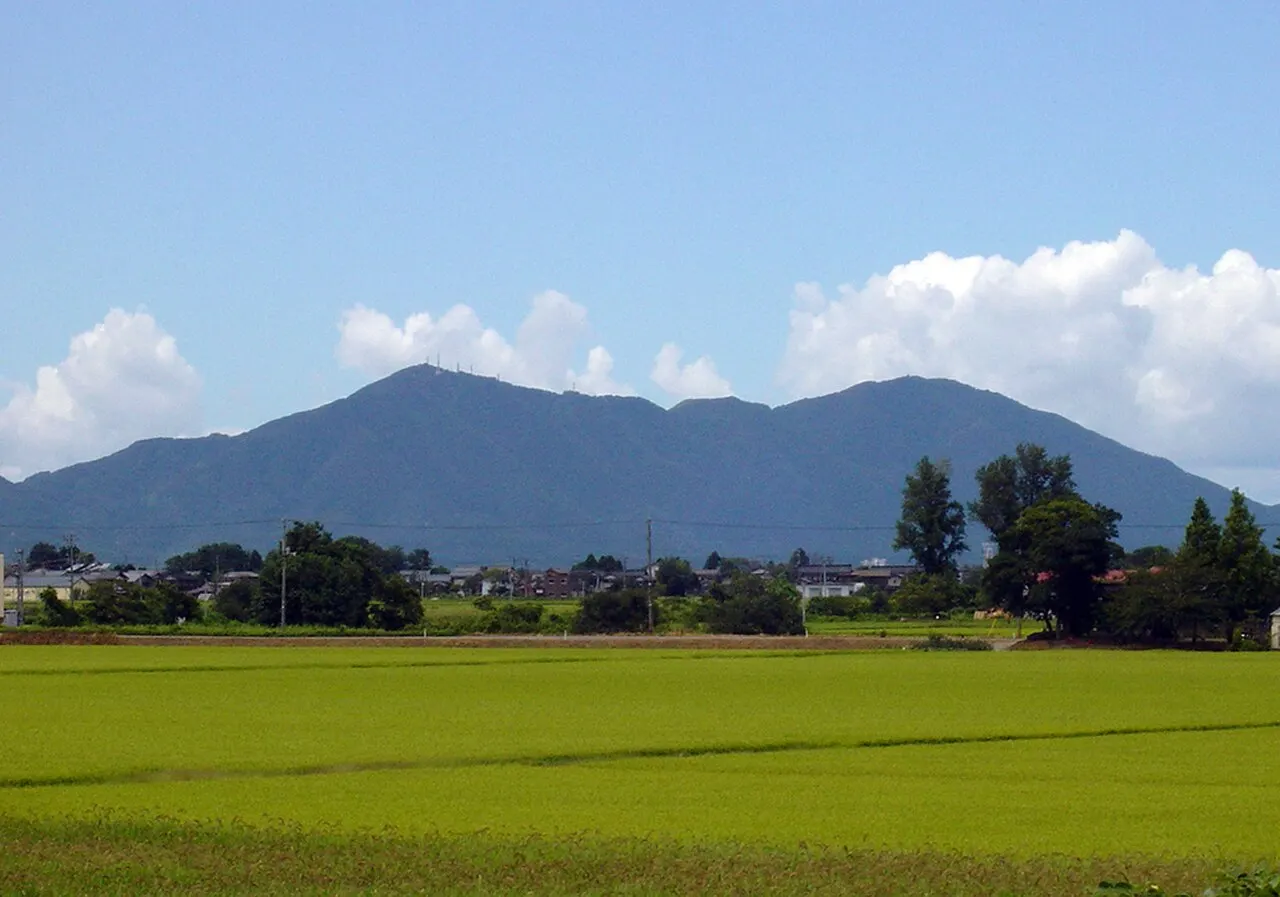 彌彦山