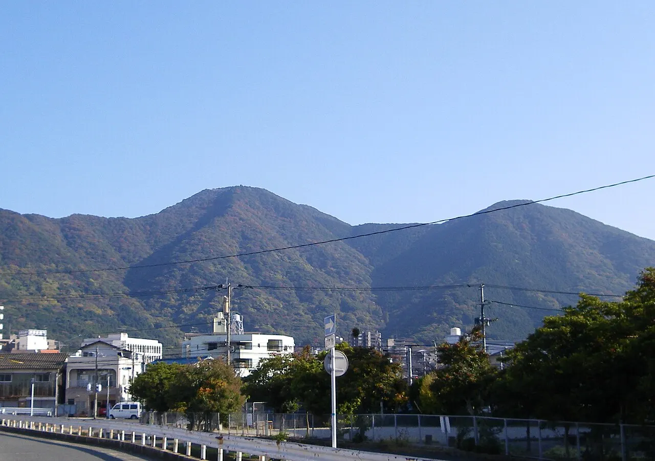 足立山