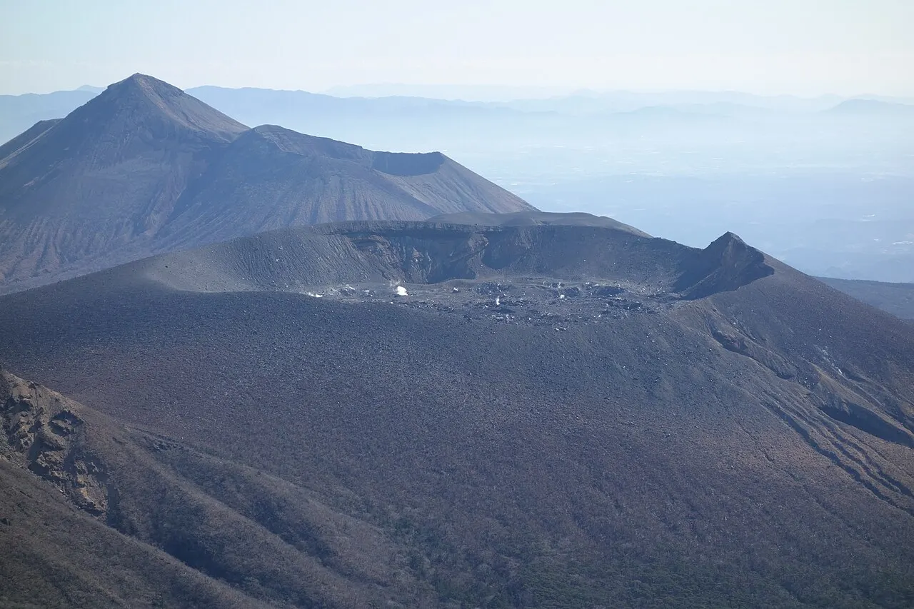 霧島を日帰りで満喫する登山モデルコース：雄大な自然を歩く