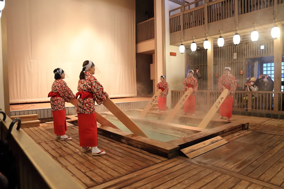 湯もみと踊りショー