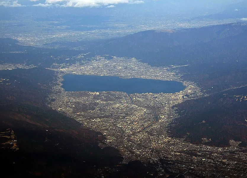 長野・空撮で話題!山々に囲まれた湖の壮大な景色を巡る1泊2日モデルコース
