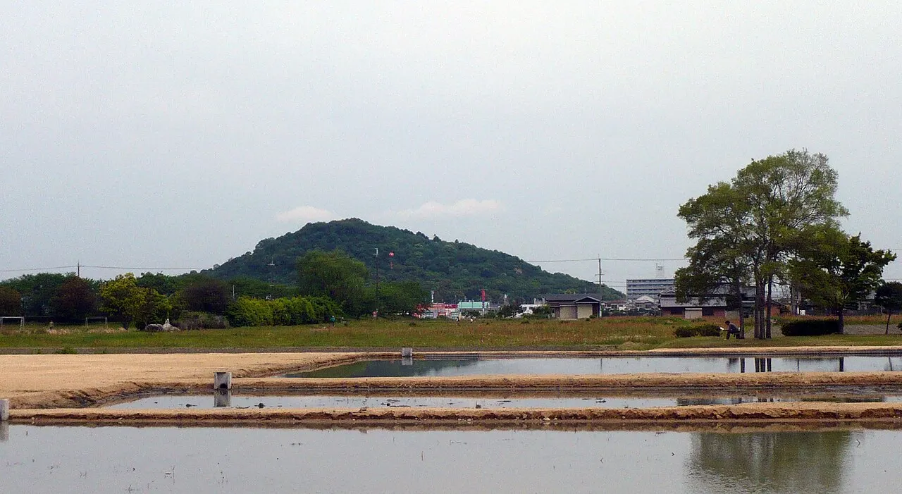 耳成山