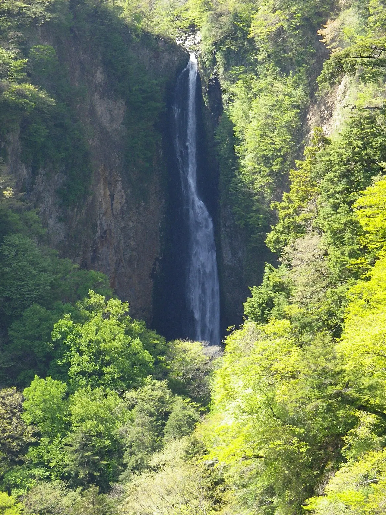 震動の滝