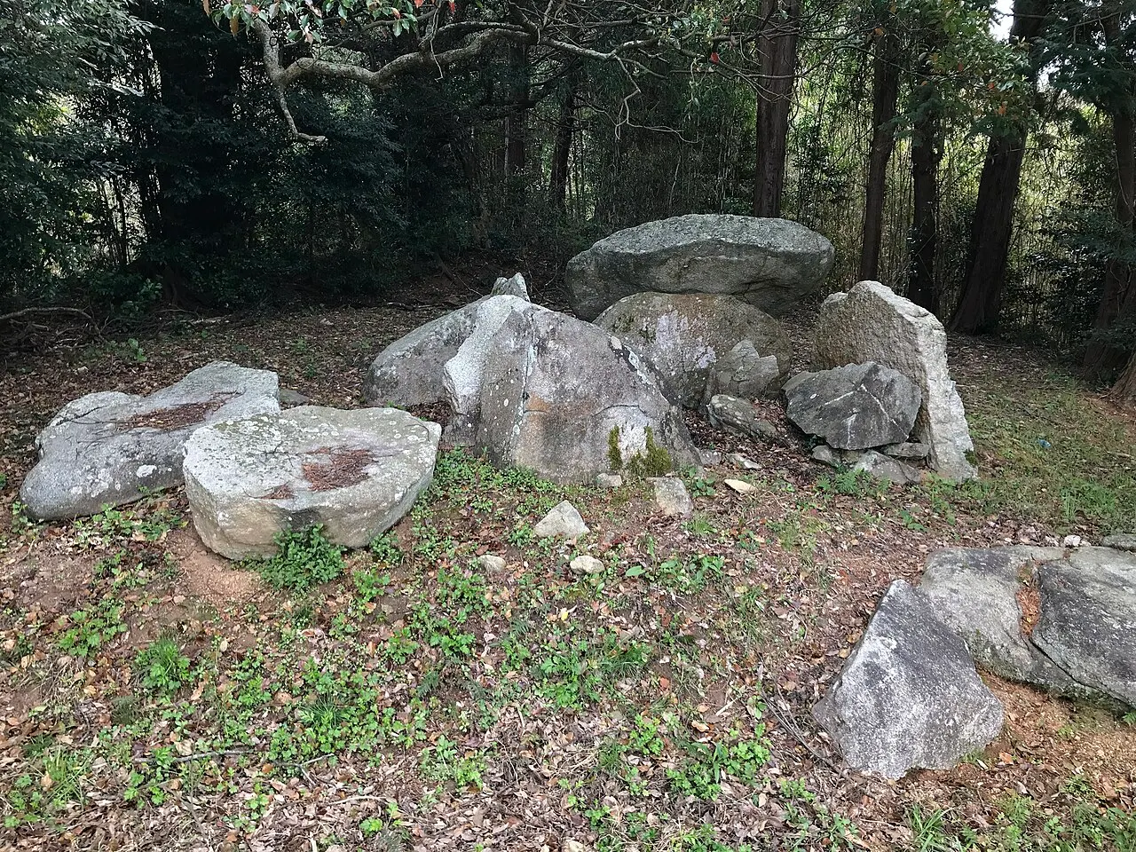 葉山尻支石墓群