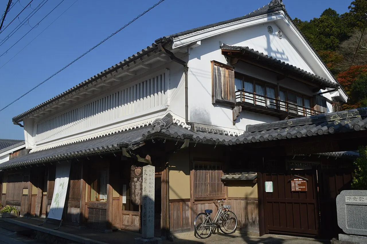 静かな古寺と薬草園をめぐる奈良の旅